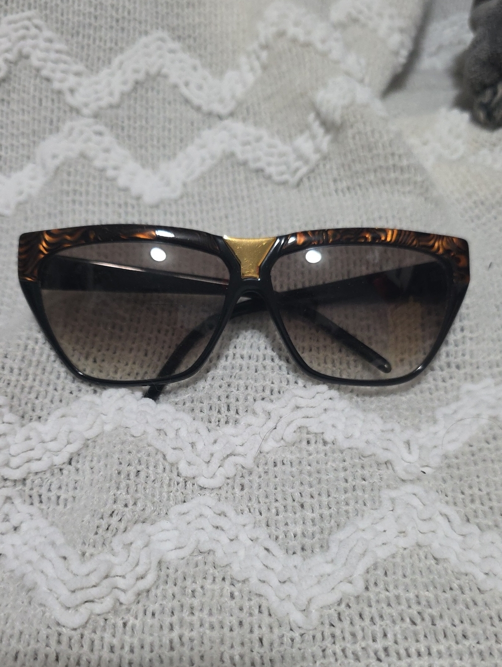 Vtg 80s Women's Tortoiseshell Cat-Eye Sunglasses w/ Gold Accent - P32